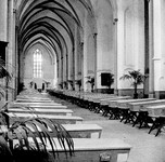 157473 Interieur van de Buurkerk te Utrecht met de in de eikenhouten lijkkisten opgebaarde slachtoffers van de ...